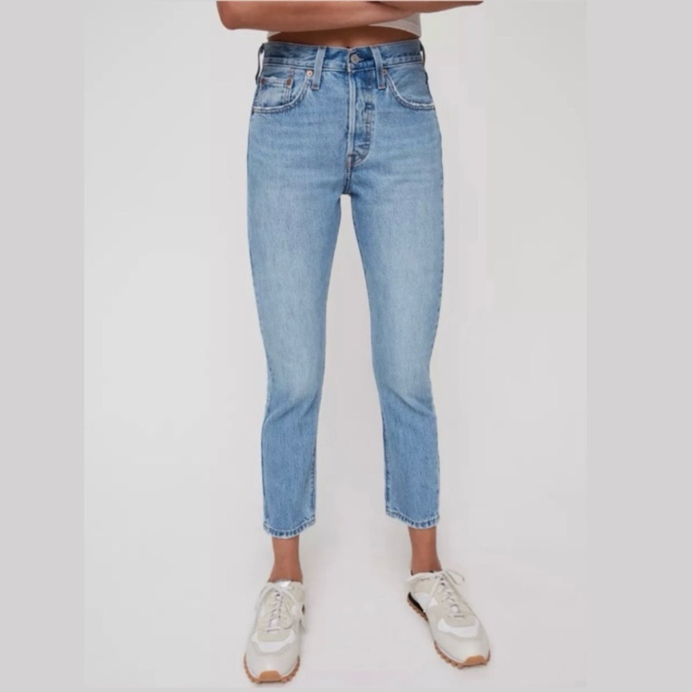 Levi’s 501 high-waisted light-wash jeans. 💙